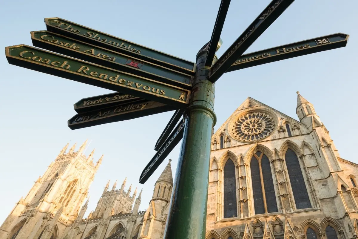 De Shambles in York, de smalle straat met de overhangende vakwerkgevels, gezien in de lengte.