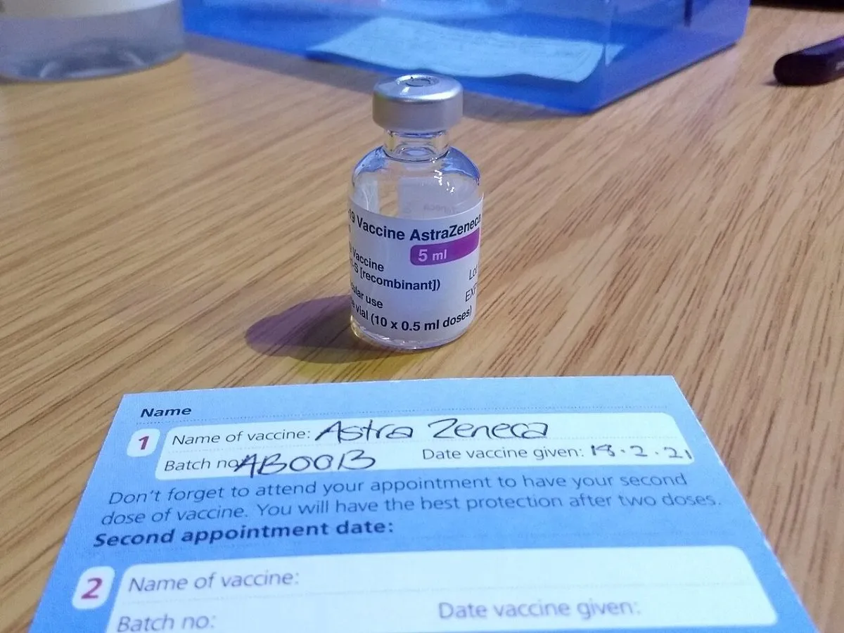Een Britse huisartsenpraktijk of een NHS-bord van buiten, herkenbaar als gezondheidszorg. Geen patiënten in beeld.
