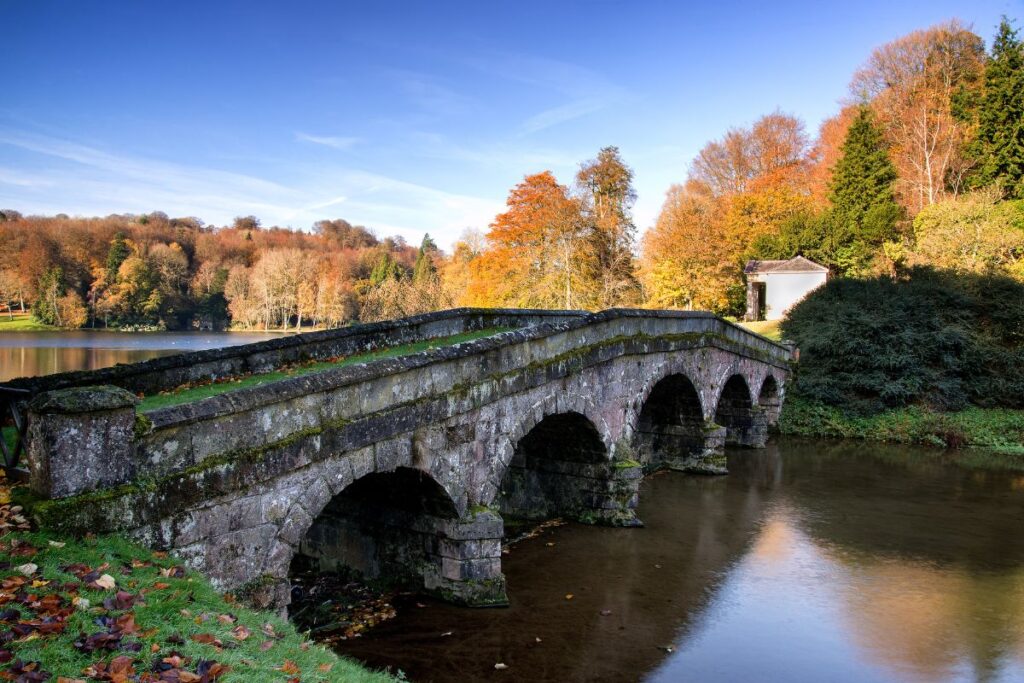de bekende brug bij Stourhead