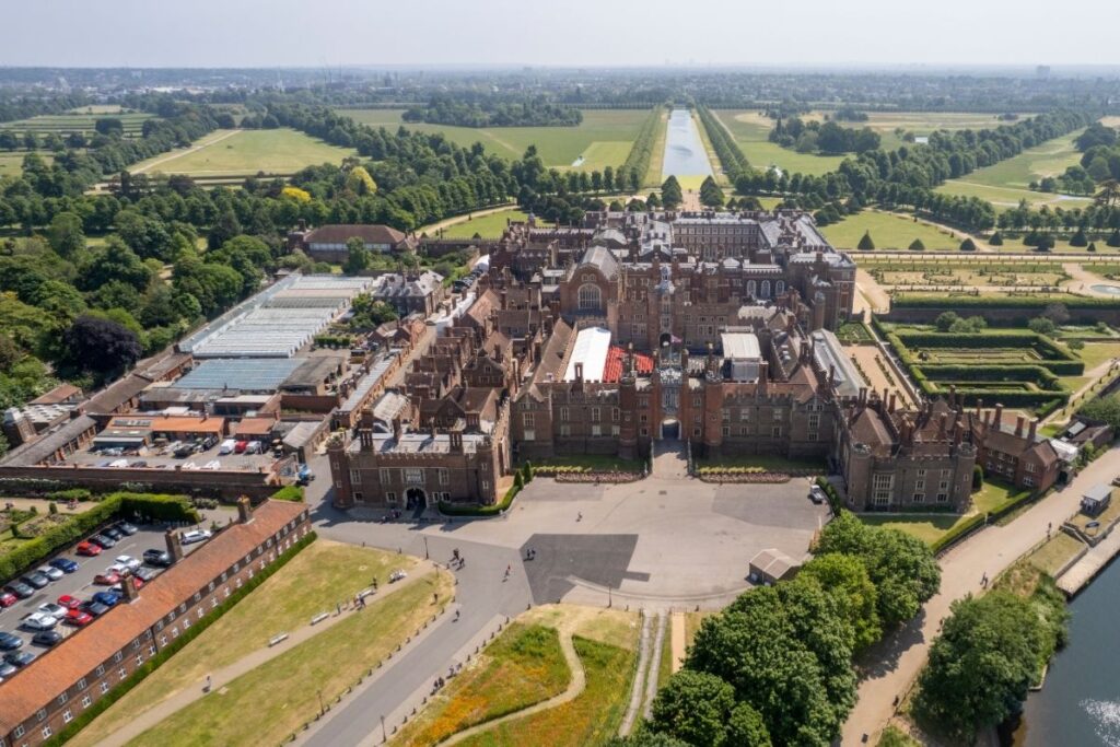 Hampton Court Palace van bovenaf gefotografeerd
