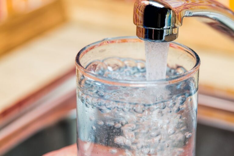 Water drinken uit de kraan in Engeland