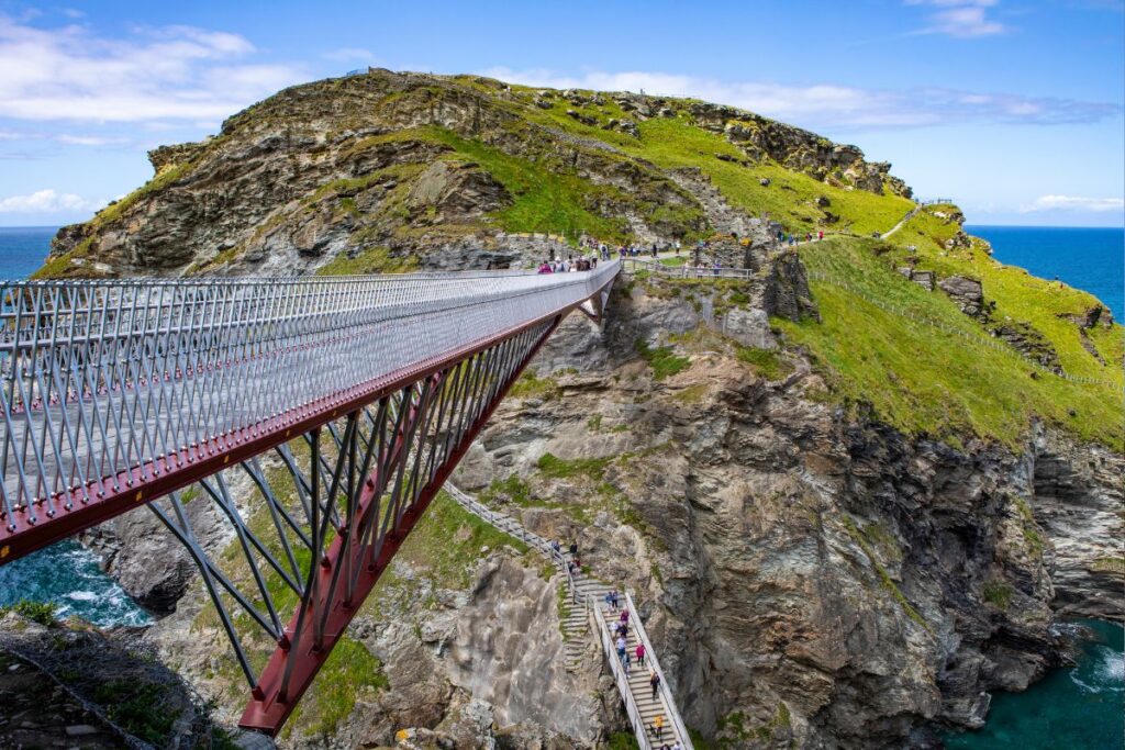 voetgangersbrug naar Tintagel Castle