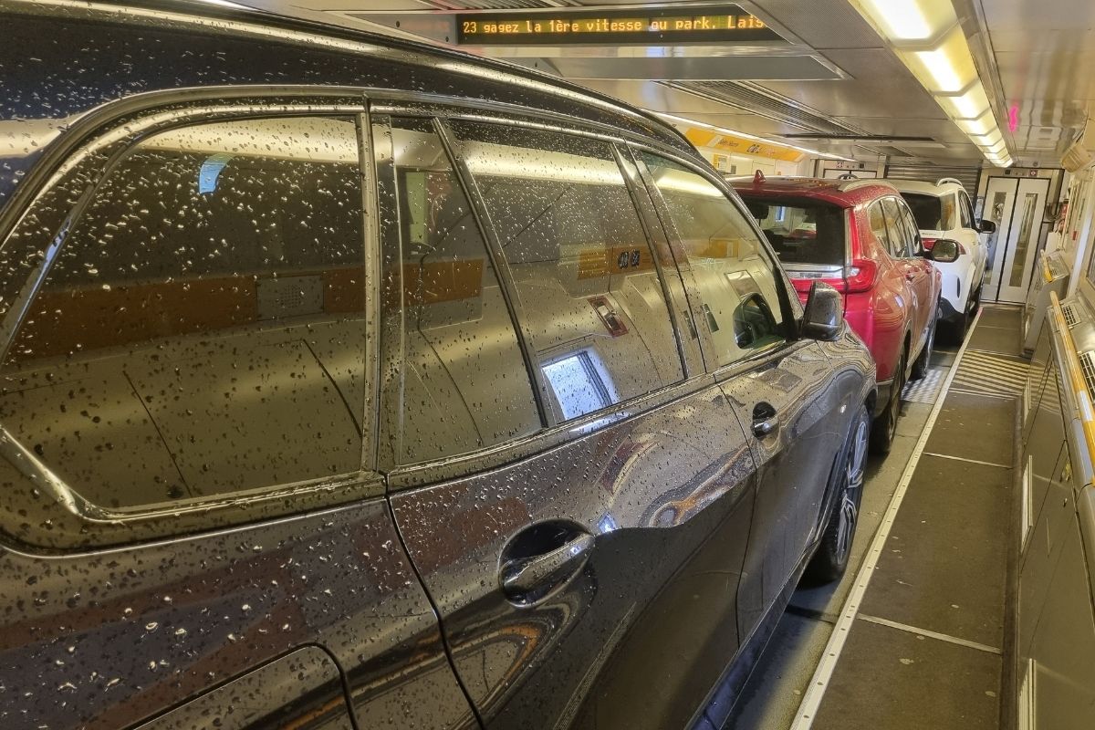 Auto binnenin de wagon van LeShuttle in de Kanaaltunnel