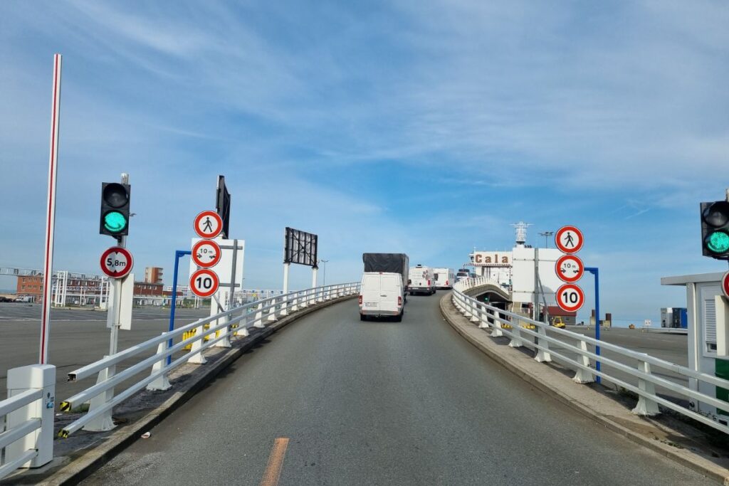 de veerboot oprijden naar calais