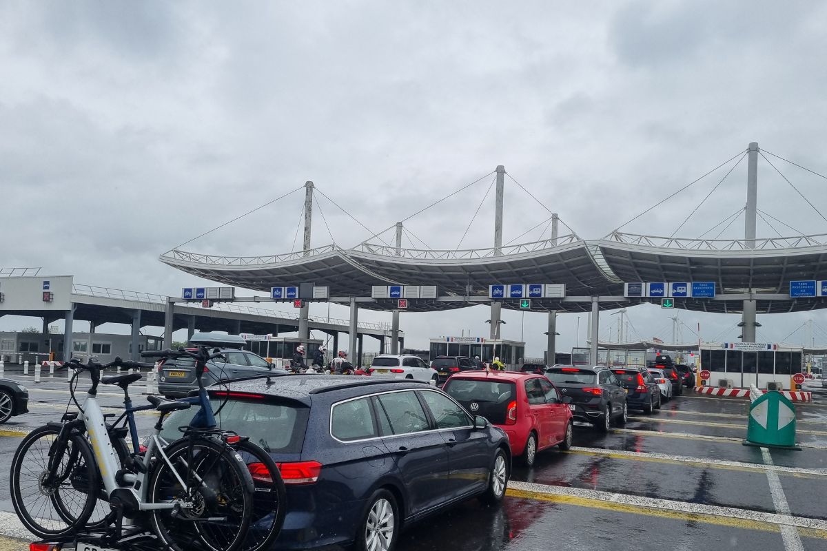 In de rij bij de inchecklanes van de Kanaaltunnel in Calais